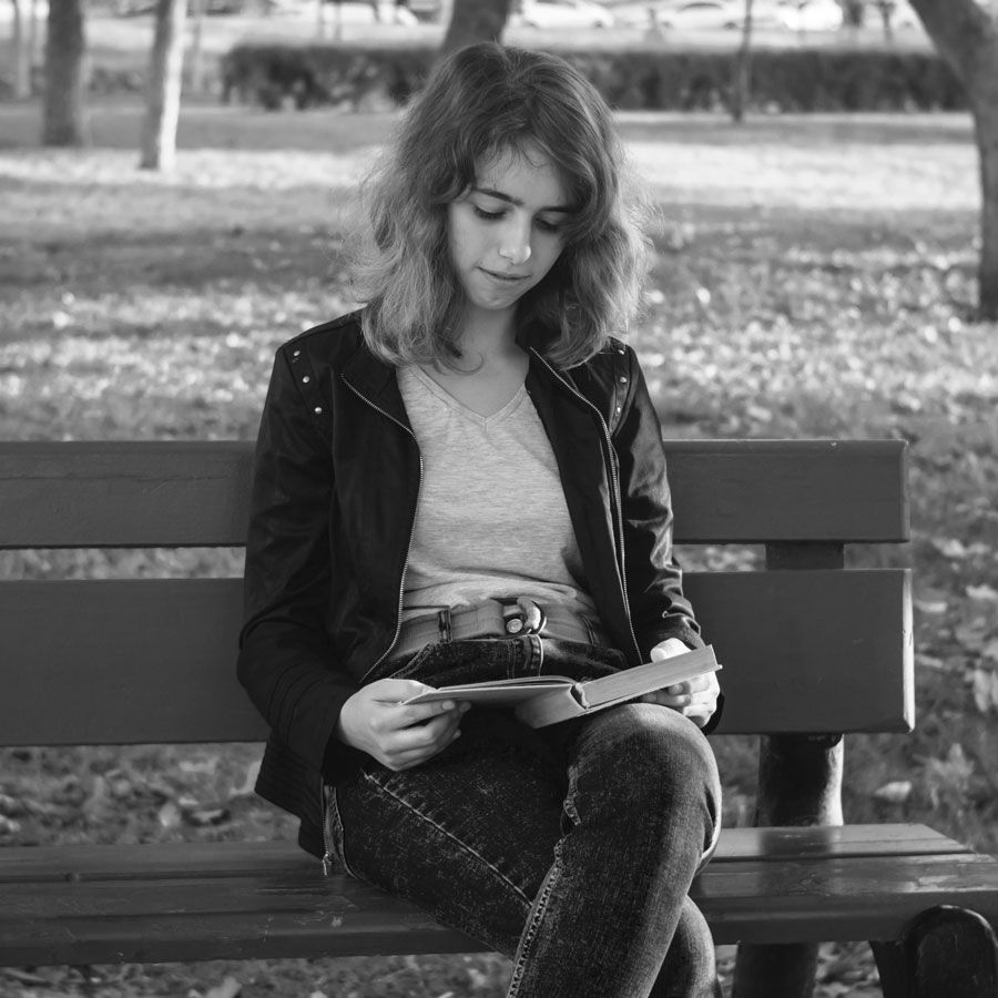 Obrázek knihovna - čtení v parku